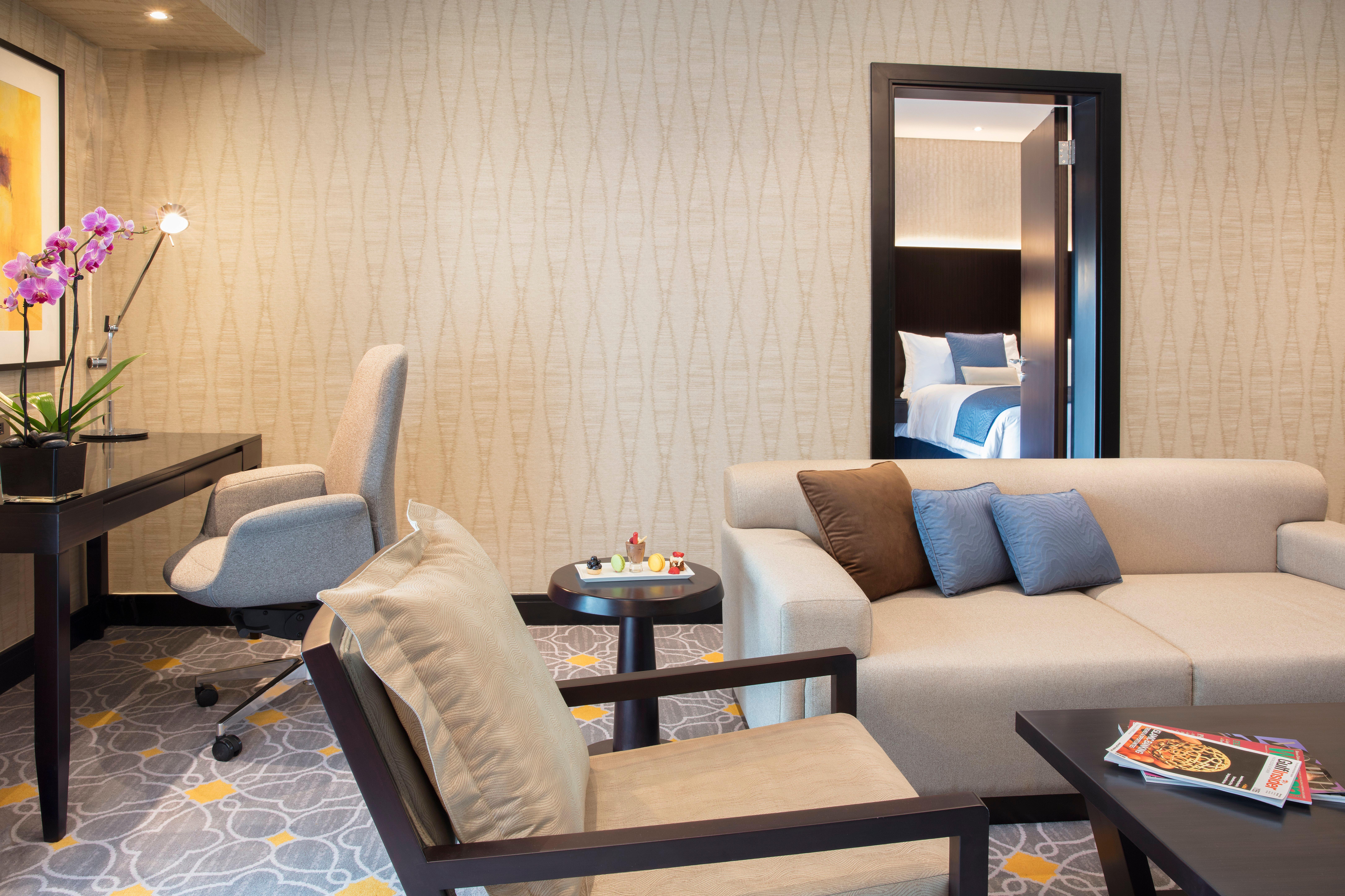Hotel Crowne Plaza Bahrain By Ihg Manama Exterior foto A suite at the hotel